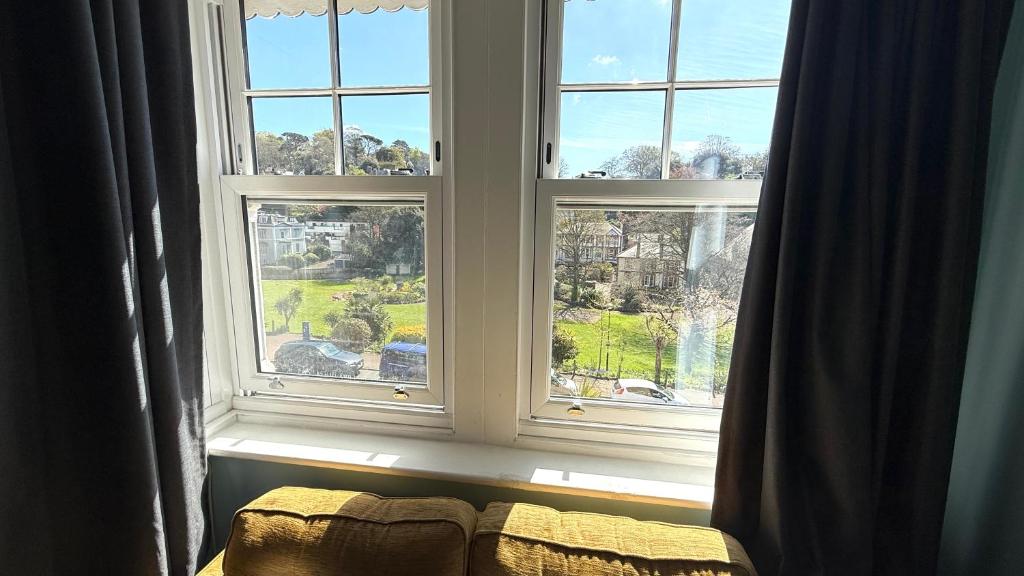 Triple Room with Walk-in Shower - Premium Family Accommodation in Torquay, Devon