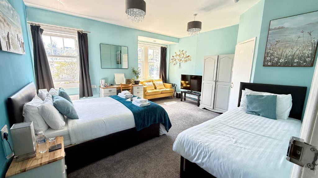 Triple Room with Walk-in Shower - Premium Family Accommodation in Torquay, Devon