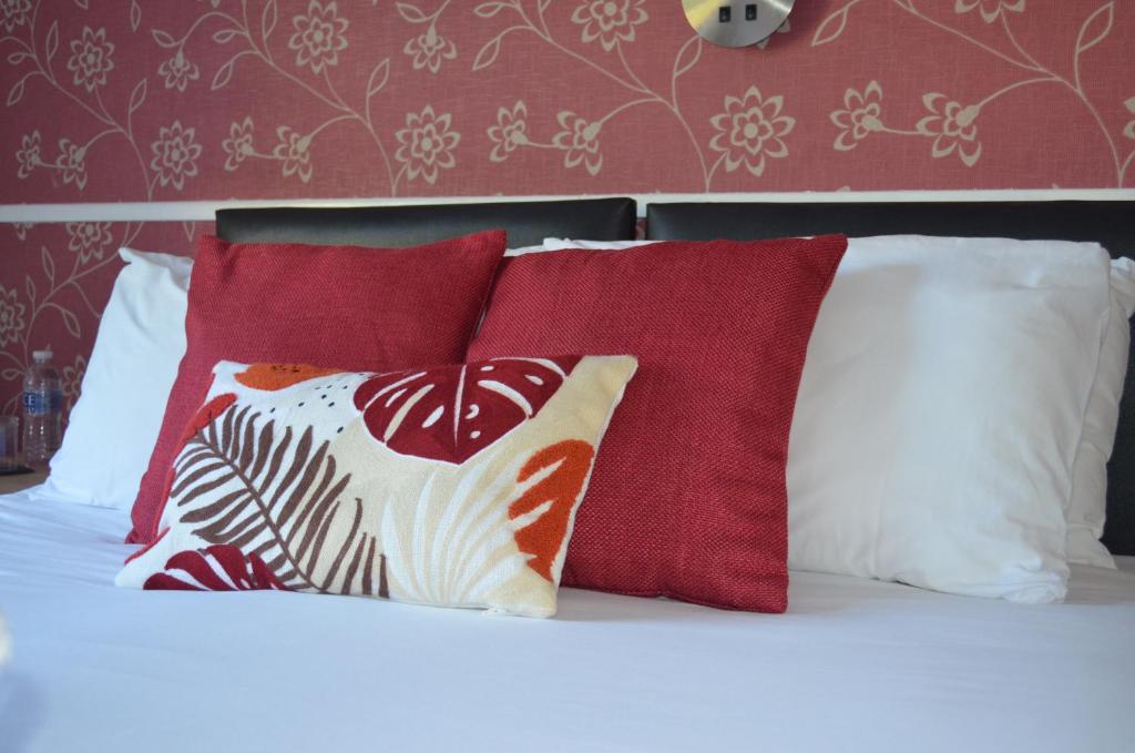 King Room with Garden View - 5-Foot Zip & Link King-Size Bed at Tusker Lodge Torquay