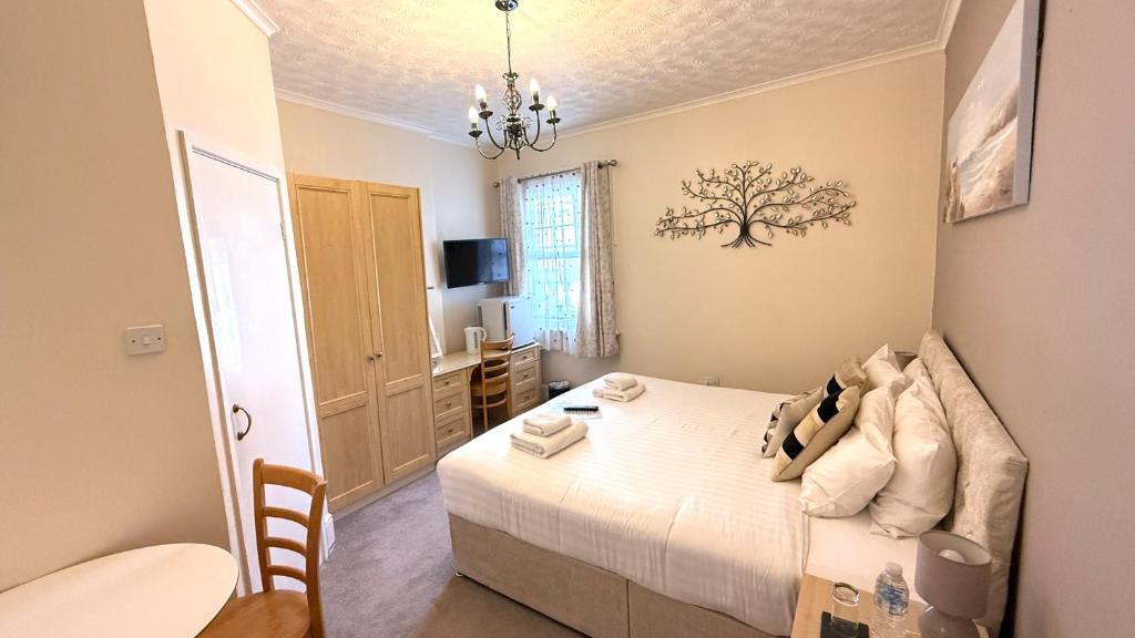 Queen Room at Tusker Lodge Torquay