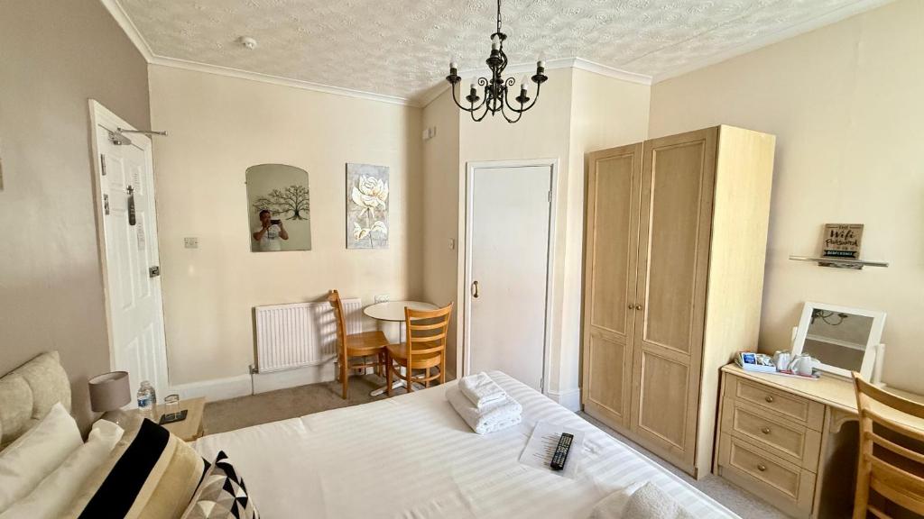 Queen Room at Tusker Lodge Torquay